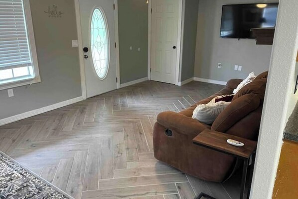 Smart TV - Cozy 3-bedroom house in peaceful Mena with WiFi, AC (Mena)