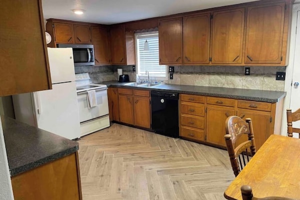 Kjøleskap, mikrobølgeovn, ovn og kokeplater