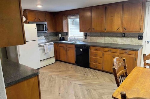 Cozy 3-bedroom house in peaceful Mena with WiFi, AC