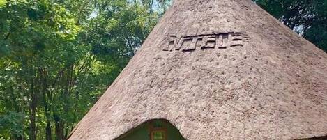 Μια καλύβα με στέγη από καλάμια, στην οποία ήταν χαραγμένη η λέξη «ΒΌΤΚΑ» στην εξωτερική πλευρά.