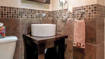 Familie huis, uitzicht op zwembad | Badkamer