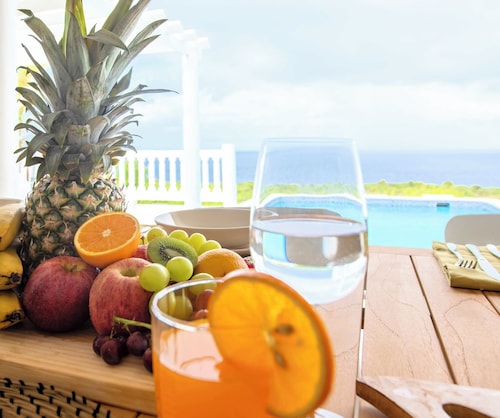 Villa 2 Flamingo
Cozy 3-bedroom villa in Coral Estate Resort with AC, WiFi