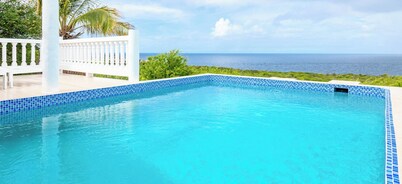 Villa 2 Flamingo
Cozy 3-bedroom villa in Coral Estate Resort with AC, WiFi