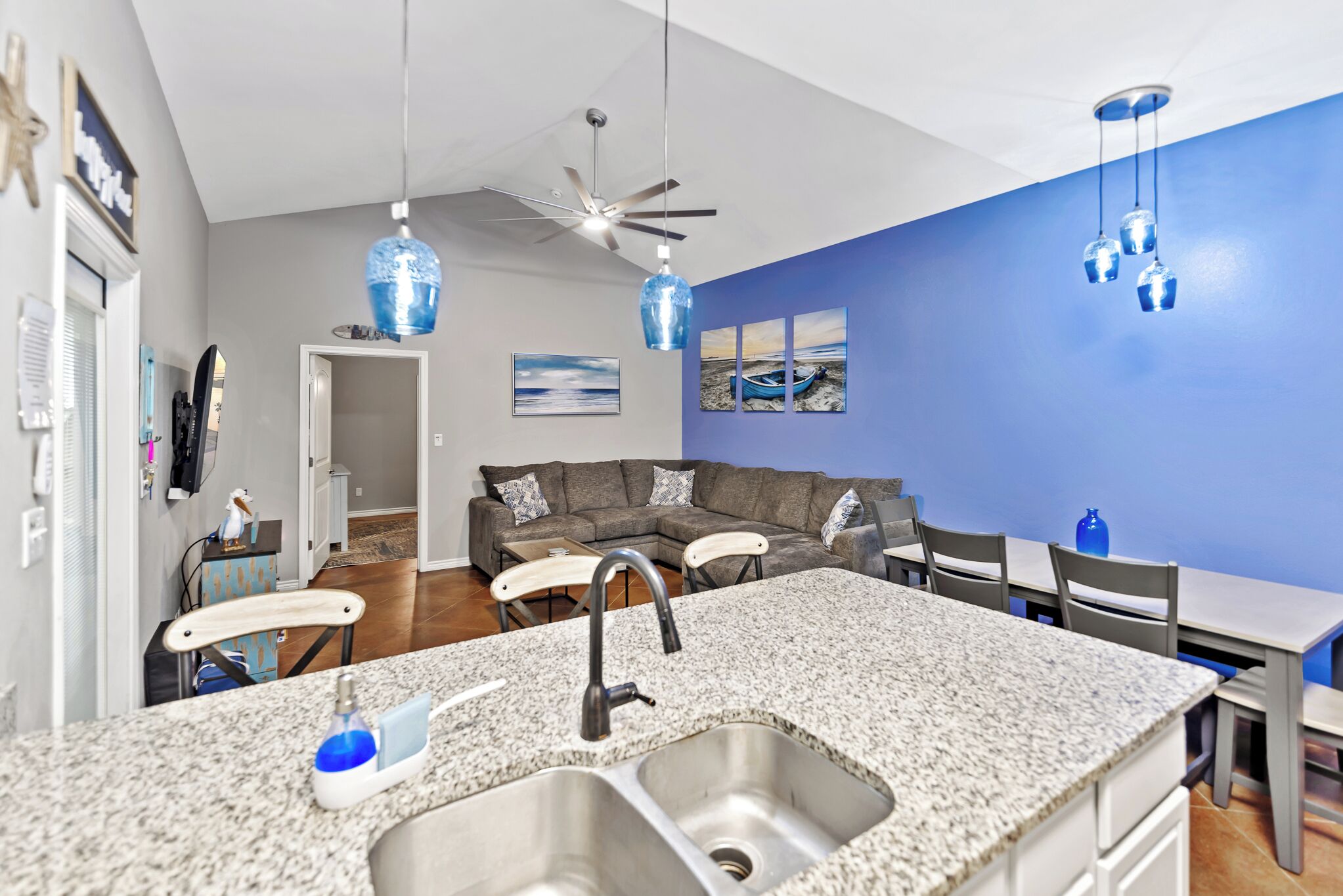 Télévision, livres, chaîne hi-fi