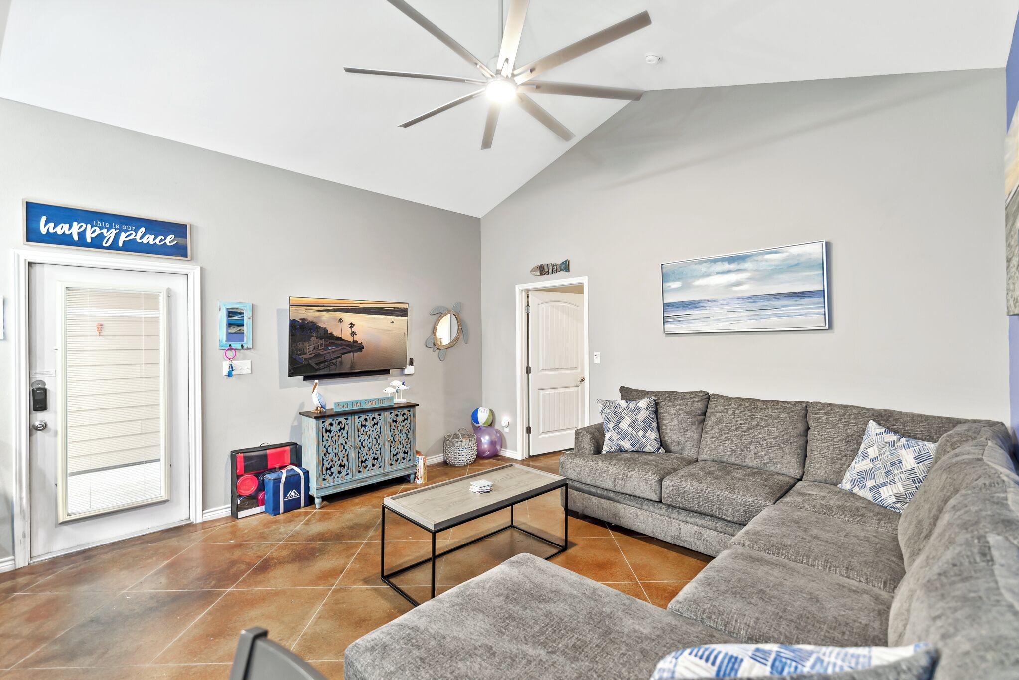 TV, bøker og stereoanlegg