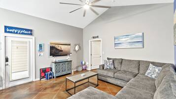 TV, bøker og stereoanlegg