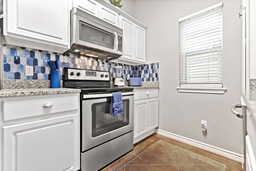 Summer Time! 2KINGBed2Bath, sleeps 6. Pet friendly. Pool. Gas fire pit.
