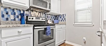 Summer Time! 2KINGBed2Bath, sleeps 6. Pet friendly. Pool. Gas fire pit.