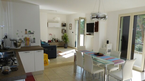 A modern kitchen with a dining area, large windows, and a view of the outdoors. - Loft San Giovanni In Gallipoli (Gallipoli)