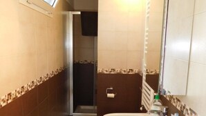 A bathroom with a sink, mirror, and shower. - Loft San Giovanni In Gallipoli (Gallipoli)