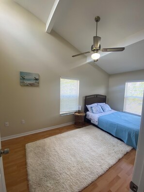 2 habitaciones, tabla de planchar con plancha, wifi y ropa de cama 