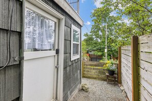 Exterior detail - Marceron City Lake House - Mins to Downtown! (Seattle)