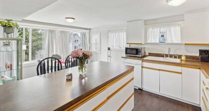 Marceron City Lake House - Mins to Downtown!