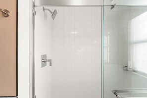 Premier Room, 1 King Bed | Bathroom | Shower, free toiletries, hair dryer, towels - Beach Plaza  (Miami Beach)