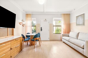Villa, 2 Bedrooms | Individually decorated, laptop workspace, blackout curtains, free WiFi - Beach Plaza  (Miami Beach)