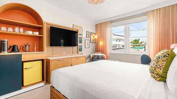 Standard Room, 1 King Bed | Individually decorated, laptop workspace, blackout curtains, free WiFi