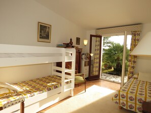 4 bedrooms, iron/ironing board, free WiFi