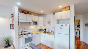 ثلاجة، ميكروويف، فرن، موقد طهي مسطح