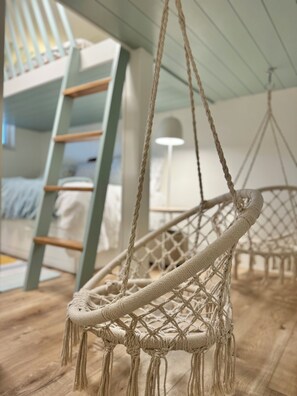 3 soverom, skrivebord, strykejern/-brett og reiseseng for barn