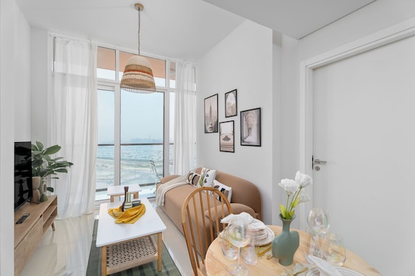 Leilighet – deluxe, balkong | Oppholdsområde