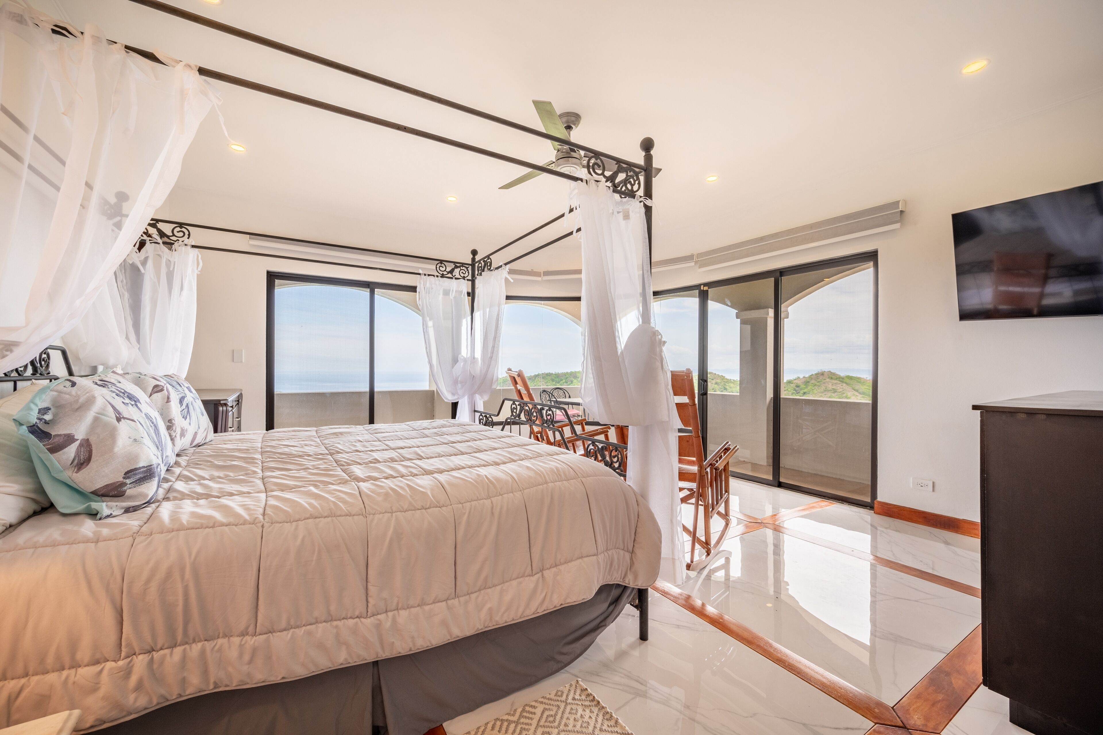 5 bedrooms, iron/ironing board, internet, bed sheets