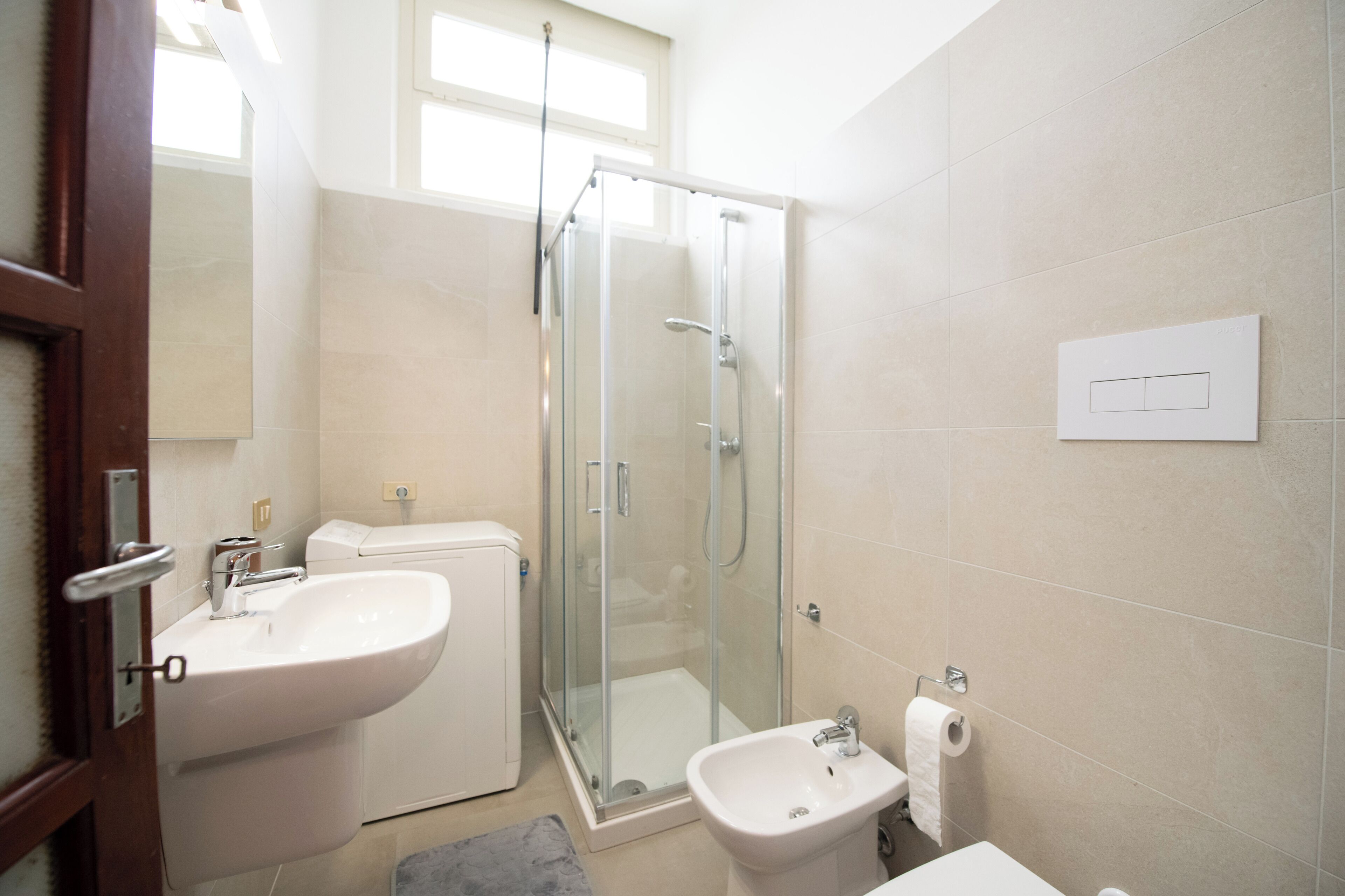 Comfort appartement | Badkamer | Een douche, gratis toiletartikelen, een bidet, handdoeken