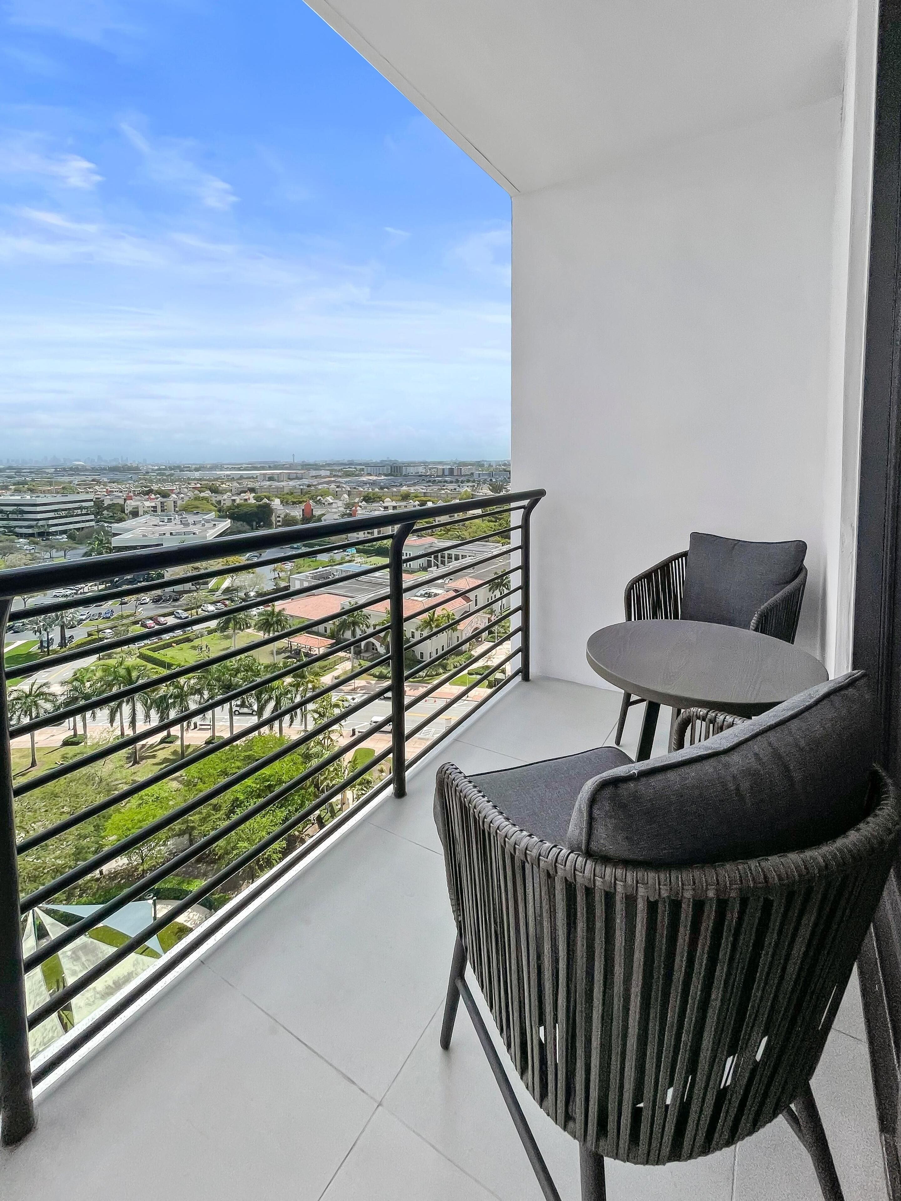 2B/2B Doral Oasis: Spacious Escape