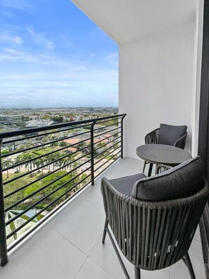 Property grounds - Your Doral Sanctuary: 2BR Urban Bliss (Doral)