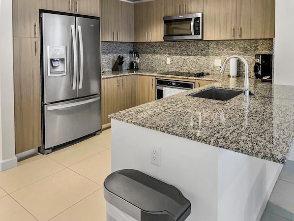 Réfrigérateur, four à micro-ondes, un four, surface de cuisson