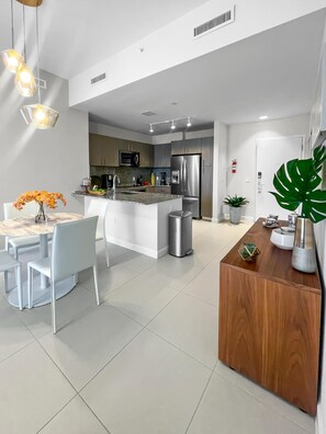 Refrigerador, microondas, horno, placa de cocina