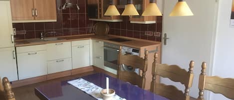 KĂŒhlschrank, Mikrowelle, GeschirrspĂŒler, Toaster