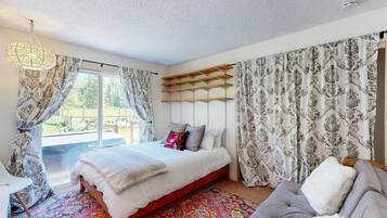 3 bedrooms, iron/ironing board, internet, bed sheets