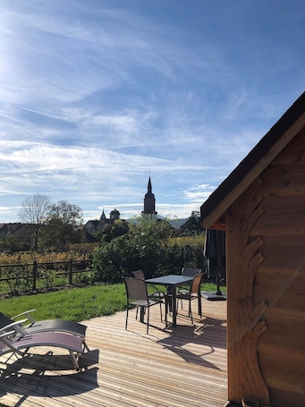 Outdoor dining. L'entre-cœur - Domaine Rosfelder