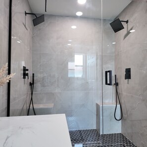 Shower, hair dryer, towels, soap - Charming 3-bedroom villa in Cape Coral with headed pool and ping pong table (Cape Coral)