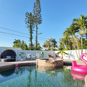 Outdoor pool, a heated pool - Charming 3-bedroom villa in Cape Coral with headed pool and ping pong table (Cape Coral)