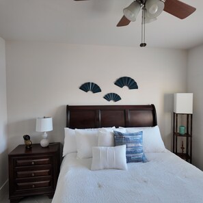 3 bedrooms, in-room safe, iron/ironing board, travel cot - Charming 3-bedroom villa in Cape Coral with headed pool and ping pong table (Cape Coral)