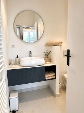 Shower, hair dryer, towels, toilet paper - L'appartement Edouard (Boulogne-Billancourt)