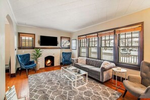 Televisión, chimenea, videojuegos