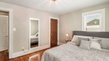 Schreibtisch, Bügeleisen/Bügelbrett, Reisekinderbett, WLAN