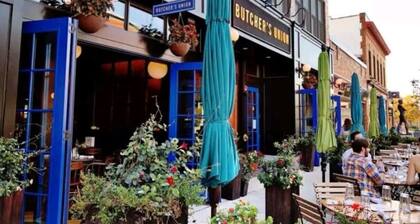 Downtown GR Gem-Gameroom- Huge Backyard- Sleeps 16