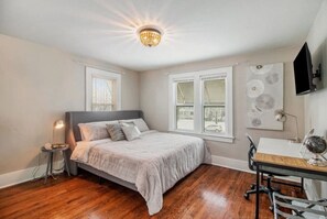 Skrivebord, strykejern/-brett, reiseseng for barn og wi-fi