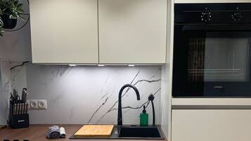Fridge, oven, stovetop, dishwasher