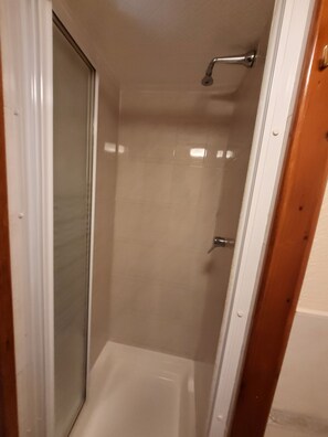 Standard-Dreibettzimmer | Badezimmer | Dusche, Haartrockner, Handtücher, Seife