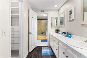 Douche, séchoir à cheveux, bidet, serviettes fournies