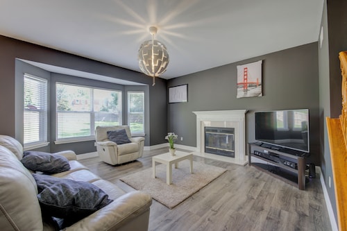 Beautiful 4-bedroom house Central to St. Louis and St. Charles