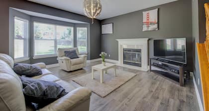 Beautiful 4-bedroom house Central to St. Louis and St. Charles