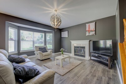 Beautiful 4-bedroom house Central to St. Louis and St. Charles