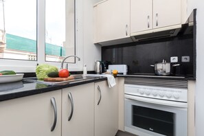 冰箱、微波炉、烤箱、炉灶