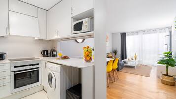 Een koelkast, een magnetron, een oven, een kookplaat