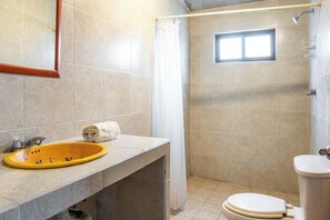 Casa económica | Baño | Regadera, toallas, jabón, papel de baño